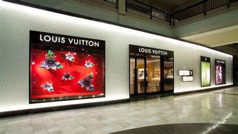 louis vuitton hours near me.